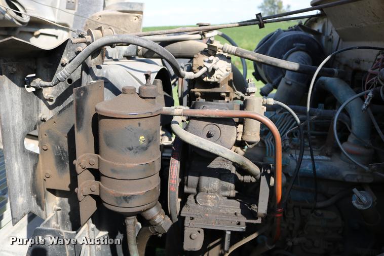 image for item DD0170 1990 International 4900 applicator truck