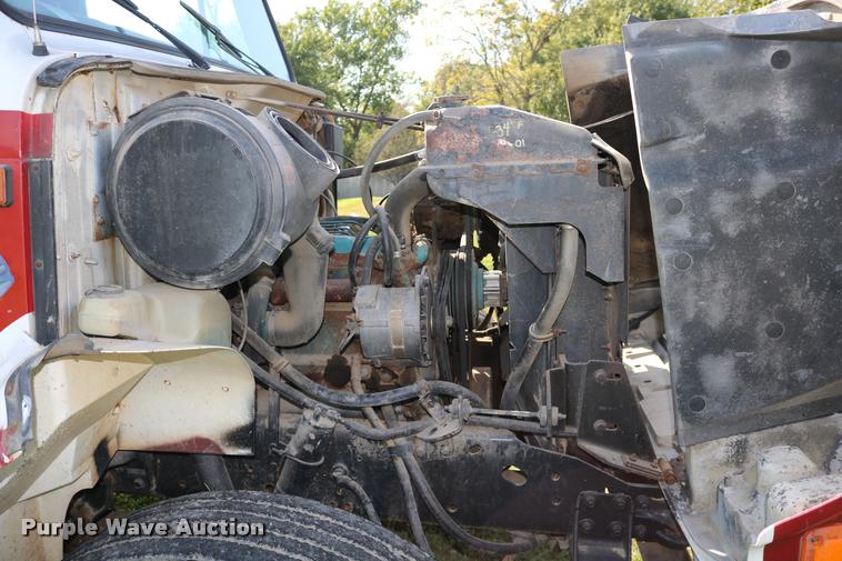 image for item DD0170 1990 International 4900 applicator truck