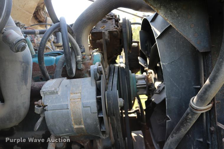 image for item DD0170 1990 International 4900 applicator truck