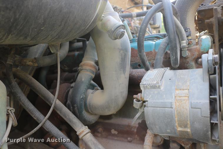 image for item DD0170 1990 International 4900 applicator truck