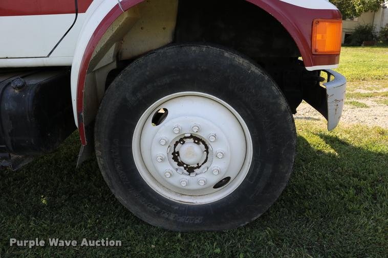 image for item DD0170 1990 International 4900 applicator truck