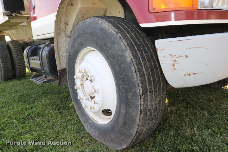 image for item DD0170 1990 International 4900 applicator truck