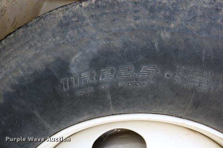 image for item DD0170 1990 International 4900 applicator truck