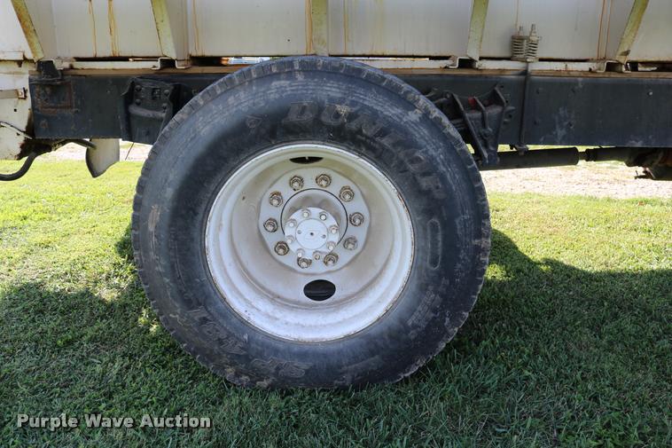 image for item DD0170 1990 International 4900 applicator truck