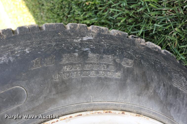 image for item DD0170 1990 International 4900 applicator truck