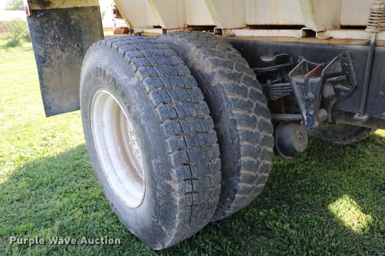 image for item DD0170 1990 International 4900 applicator truck