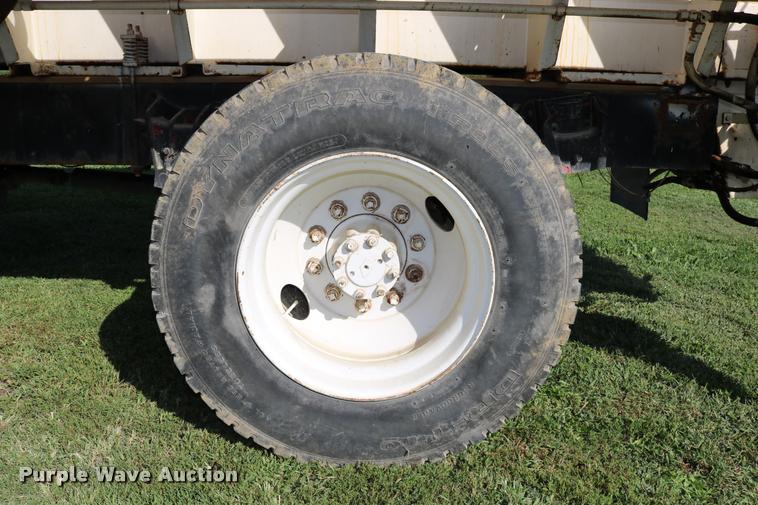 image for item DD0170 1990 International 4900 applicator truck