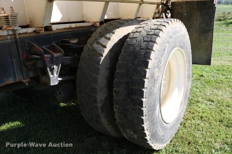 image for item DD0170 1990 International 4900 applicator truck