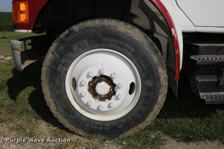 image for item DD0170 1990 International 4900 applicator truck