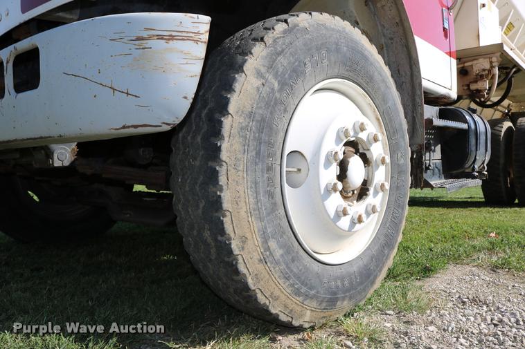 image for item DD0170 1990 International 4900 applicator truck