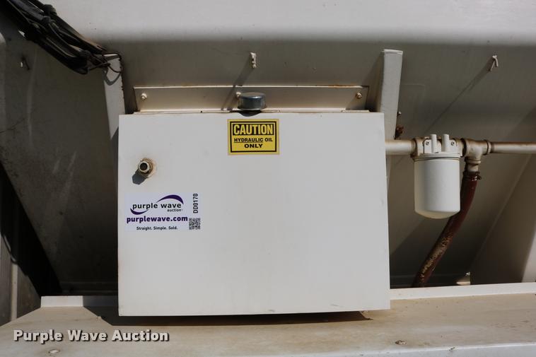 image for item DD0170 1990 International 4900 applicator truck