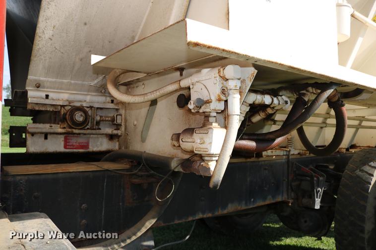 image for item DD0170 1990 International 4900 applicator truck