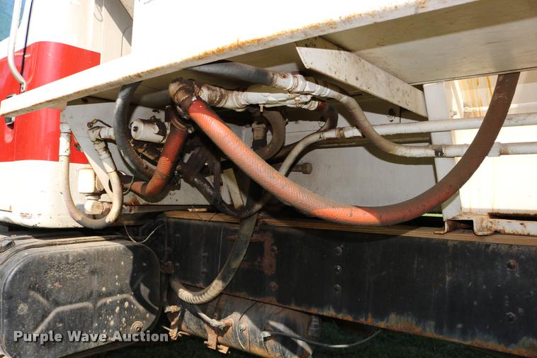 image for item DD0170 1990 International 4900 applicator truck