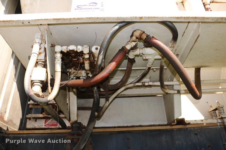 image for item DD0170 1990 International 4900 applicator truck