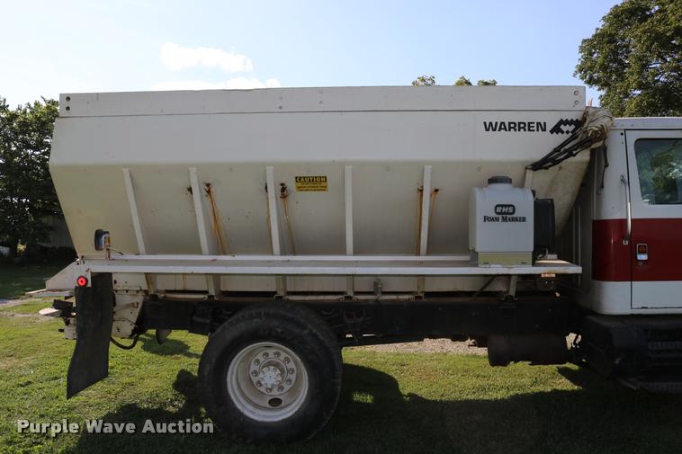 image for item DD0170 1990 International 4900 applicator truck