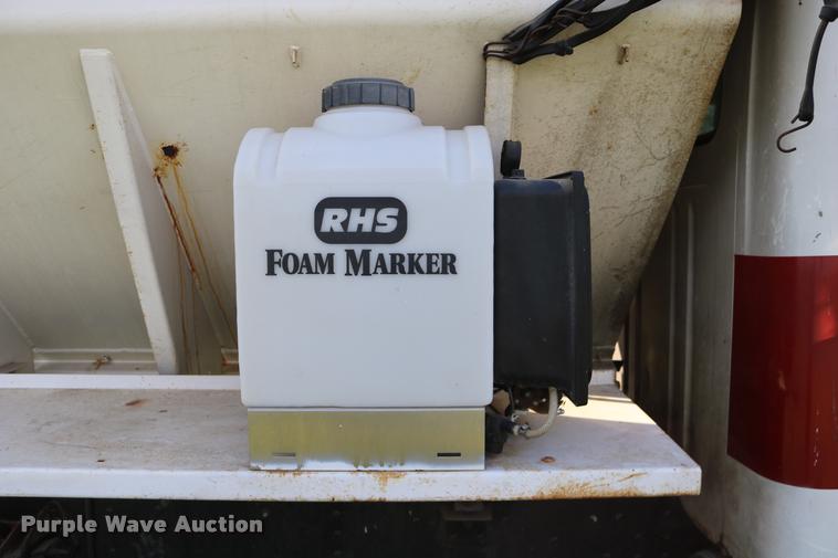 image for item DD0170 1990 International 4900 applicator truck