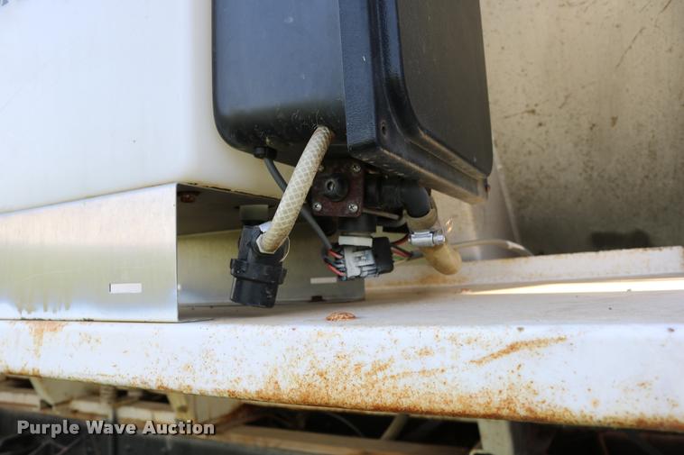 image for item DD0170 1990 International 4900 applicator truck