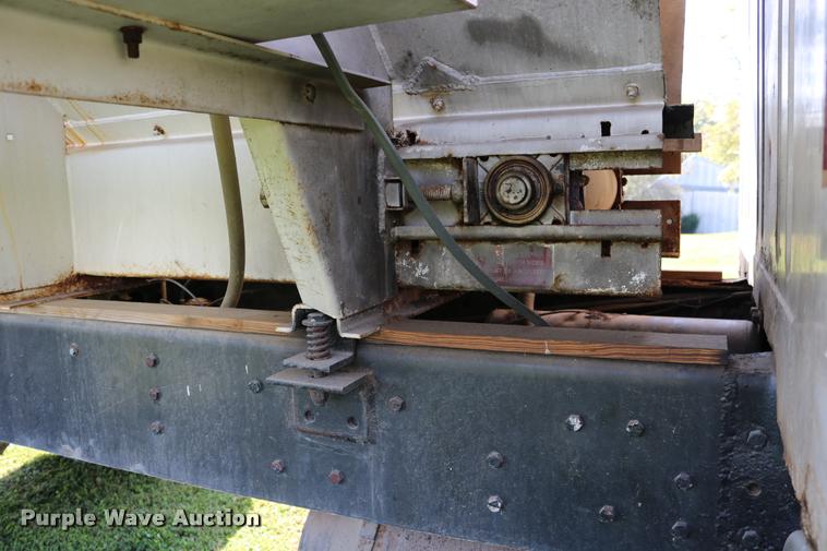 image for item DD0170 1990 International 4900 applicator truck