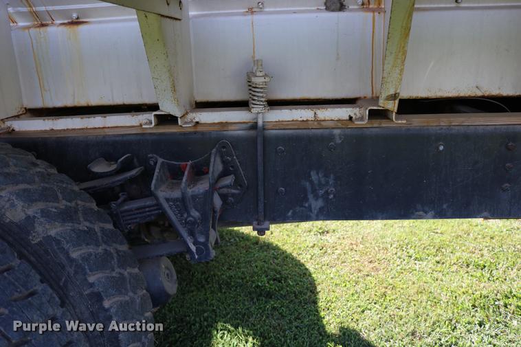 image for item DD0170 1990 International 4900 applicator truck