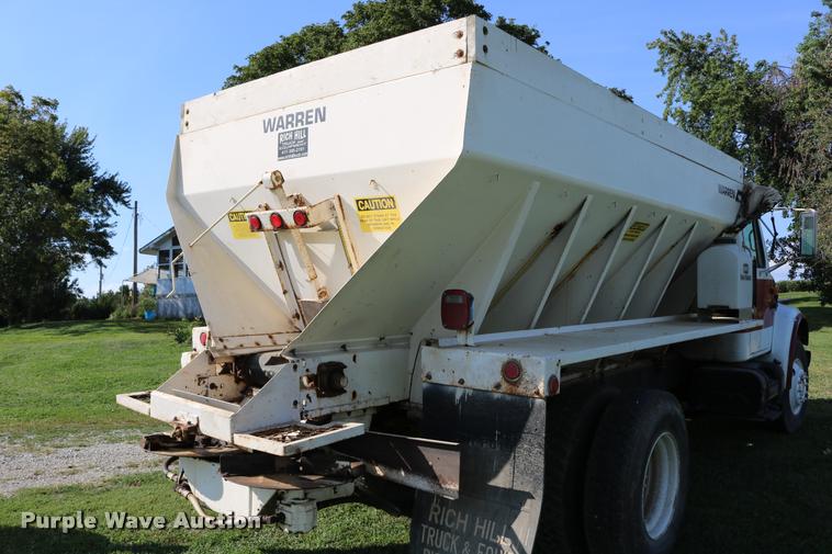 image for item DD0170 1990 International 4900 applicator truck