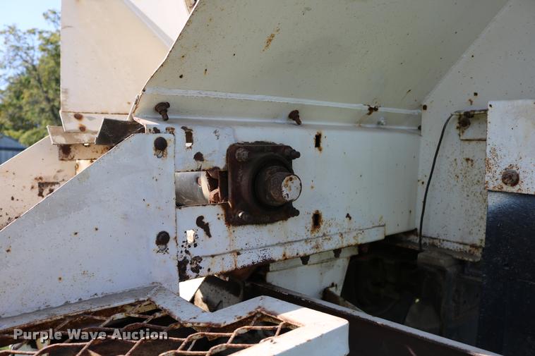 image for item DD0170 1990 International 4900 applicator truck