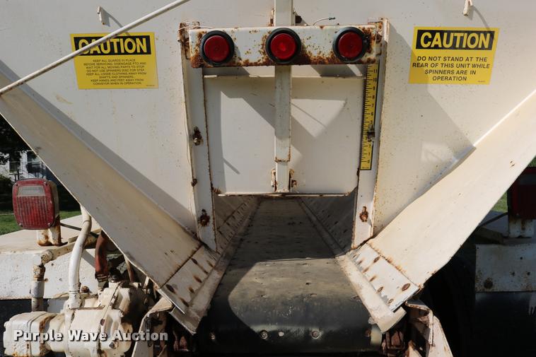 image for item DD0170 1990 International 4900 applicator truck
