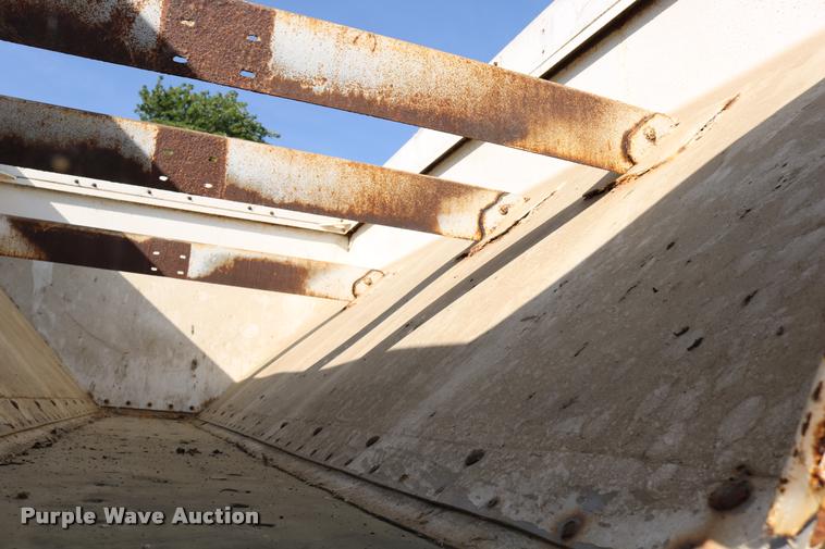 image for item DD0170 1990 International 4900 applicator truck