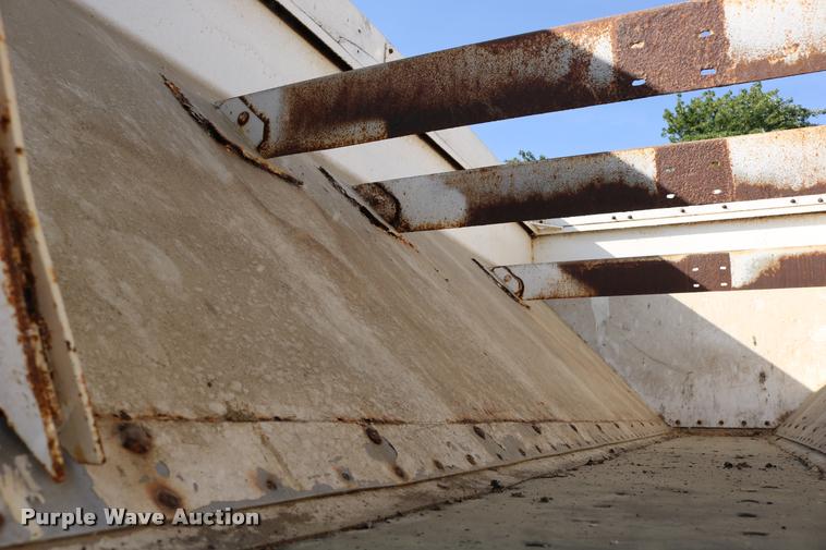 image for item DD0170 1990 International 4900 applicator truck