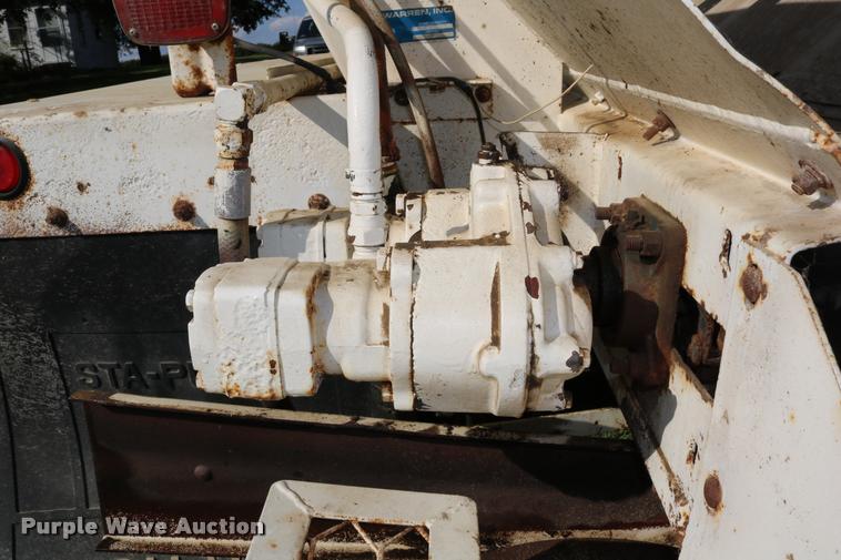 image for item DD0170 1990 International 4900 applicator truck