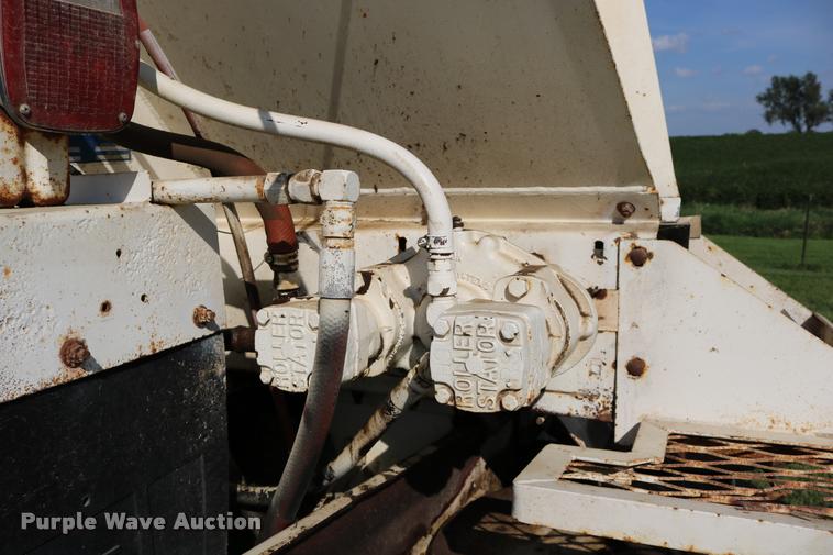 image for item DD0170 1990 International 4900 applicator truck