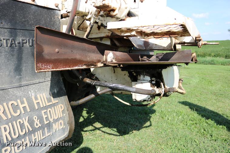 image for item DD0170 1990 International 4900 applicator truck