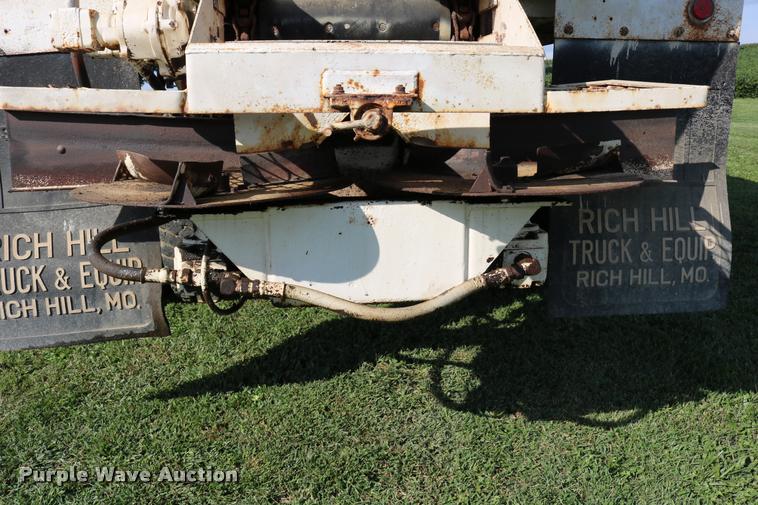 image for item DD0170 1990 International 4900 applicator truck