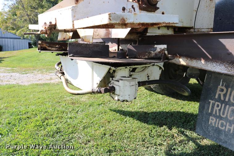 image for item DD0170 1990 International 4900 applicator truck