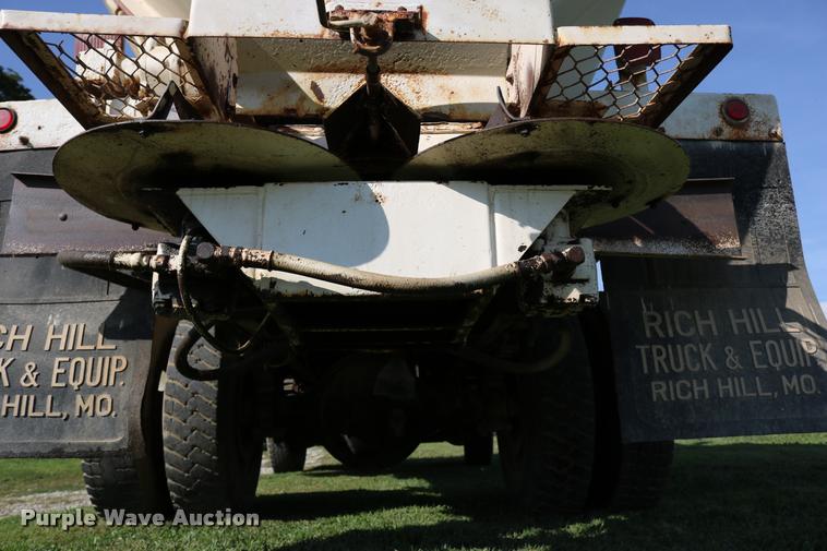 image for item DD0170 1990 International 4900 applicator truck