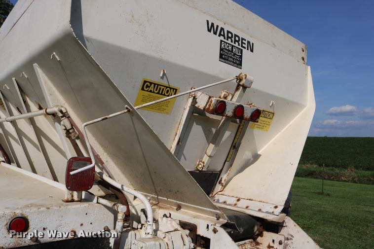 image for item DD0170 1990 International 4900 applicator truck