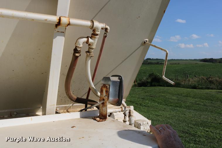 image for item DD0170 1990 International 4900 applicator truck