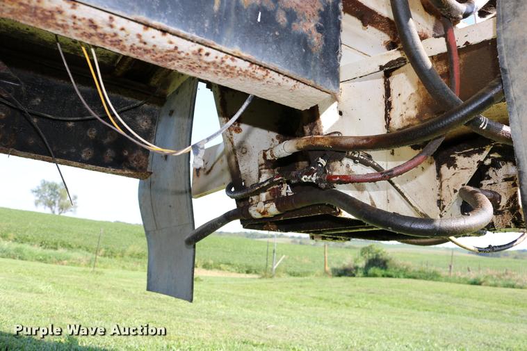 image for item DD0170 1990 International 4900 applicator truck