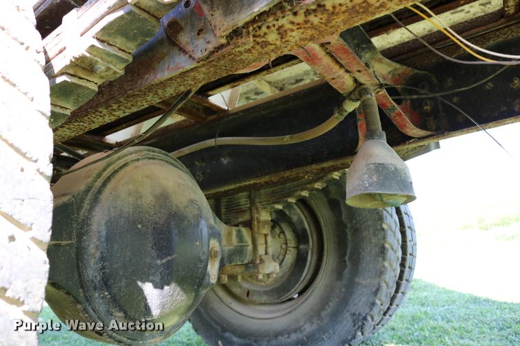 image for item DD0170 1990 International 4900 applicator truck