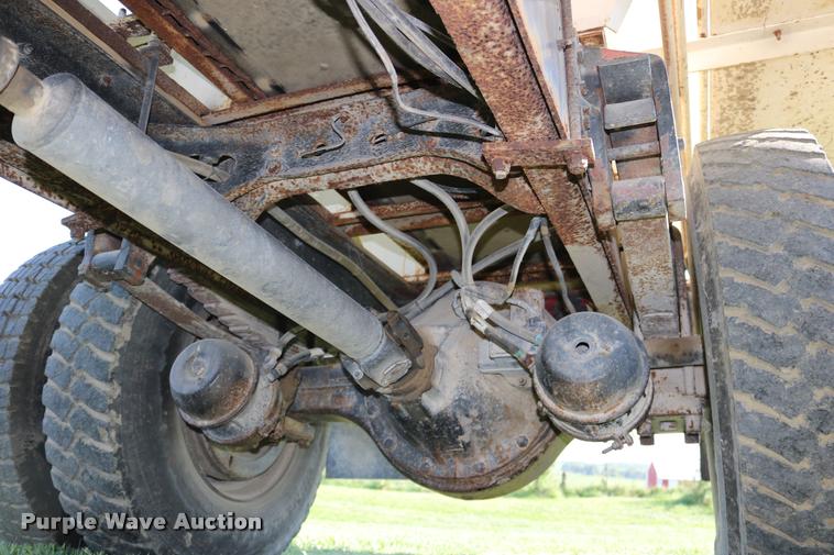 image for item DD0170 1990 International 4900 applicator truck