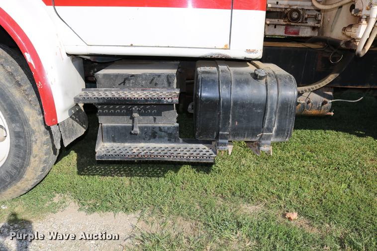 image for item DD0170 1990 International 4900 applicator truck