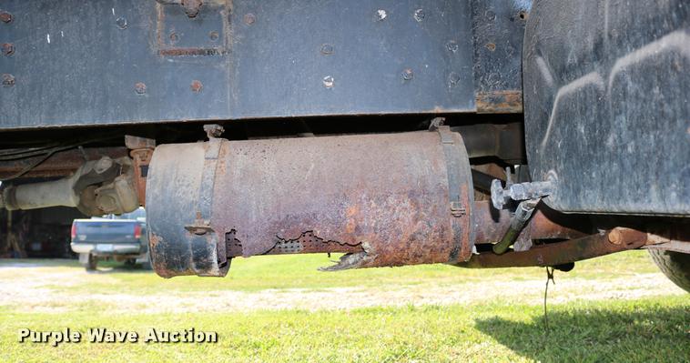 image for item DD0170 1990 International 4900 applicator truck