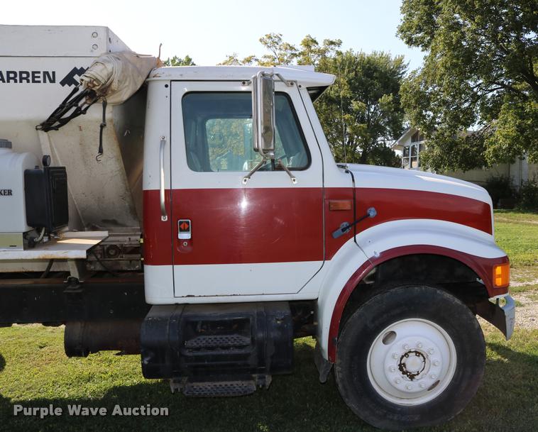 image for item DD0170 1990 International 4900 applicator truck