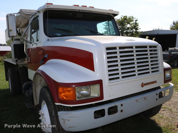 image for item DD0170 1990 International 4900 applicator truck