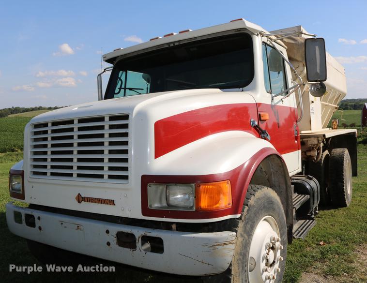 image for item DD0170 1990 International 4900 applicator truck