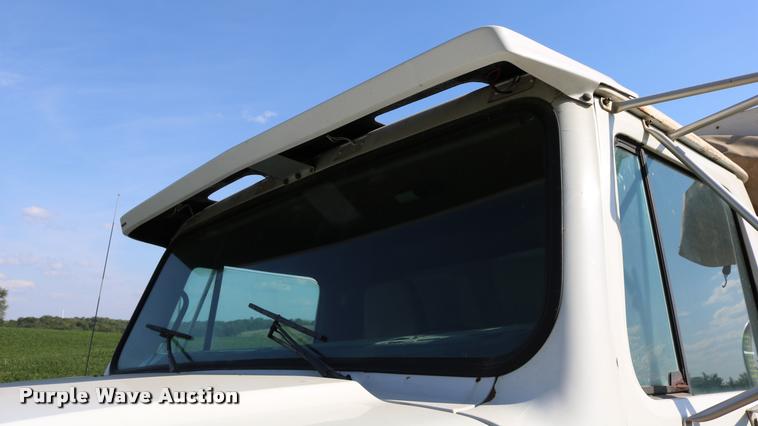 image for item DD0170 1990 International 4900 applicator truck