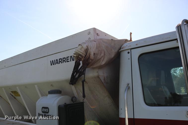 image for item DD0170 1990 International 4900 applicator truck