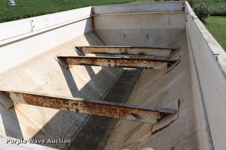 image for item DD0170 1990 International 4900 applicator truck