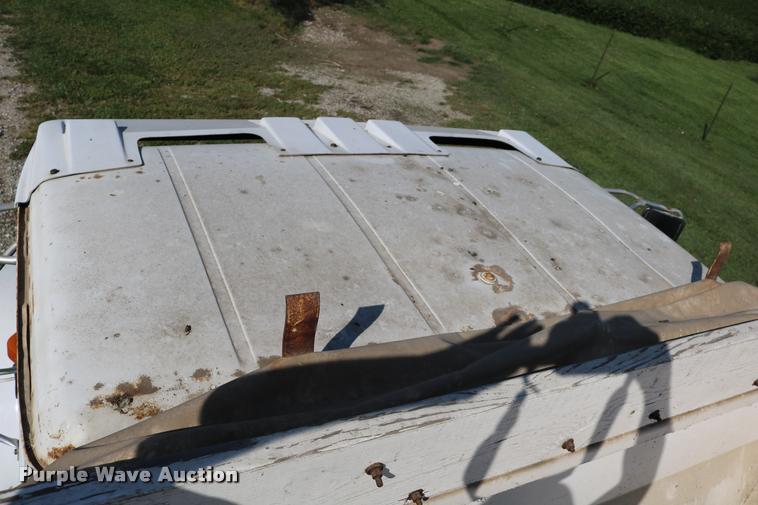 image for item DD0170 1990 International 4900 applicator truck