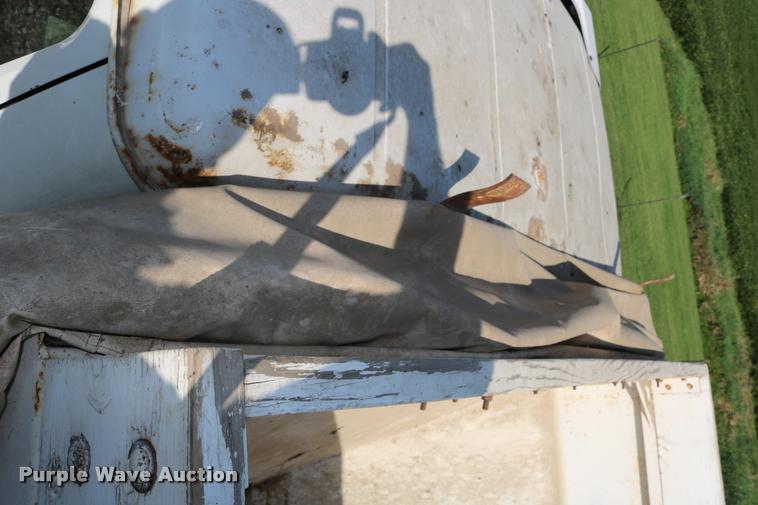 image for item DD0170 1990 International 4900 applicator truck