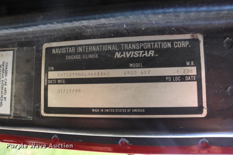 image for item DD0170 1990 International 4900 applicator truck